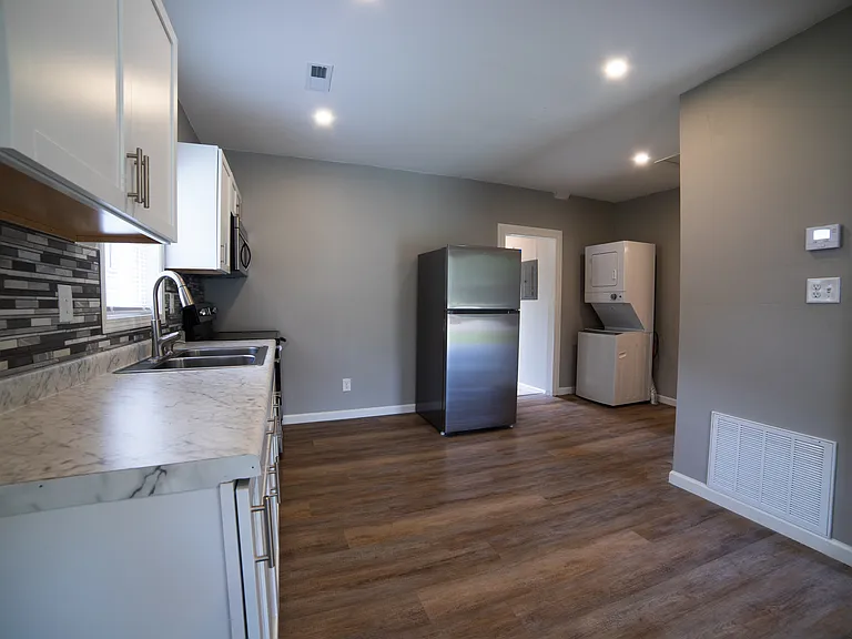 2511 N Baker Ave — Photo 21