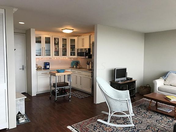 4th image of 1000 Urlin Ave APT 2021