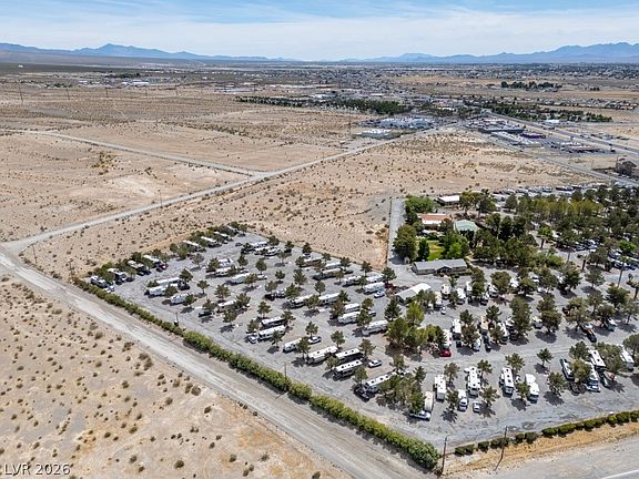 3rd image of 951 S Shoshone Dr