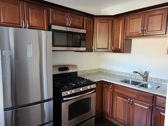 3rd image of 4024 N Ashland Ave #304