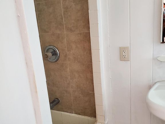 5th image of 574 Lauiki St APT 1