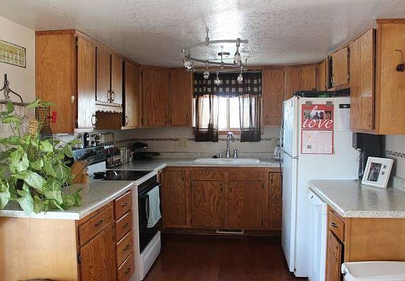 Kitchen
						:
						Stove, dishwasher, refrigerator, garbage disposal