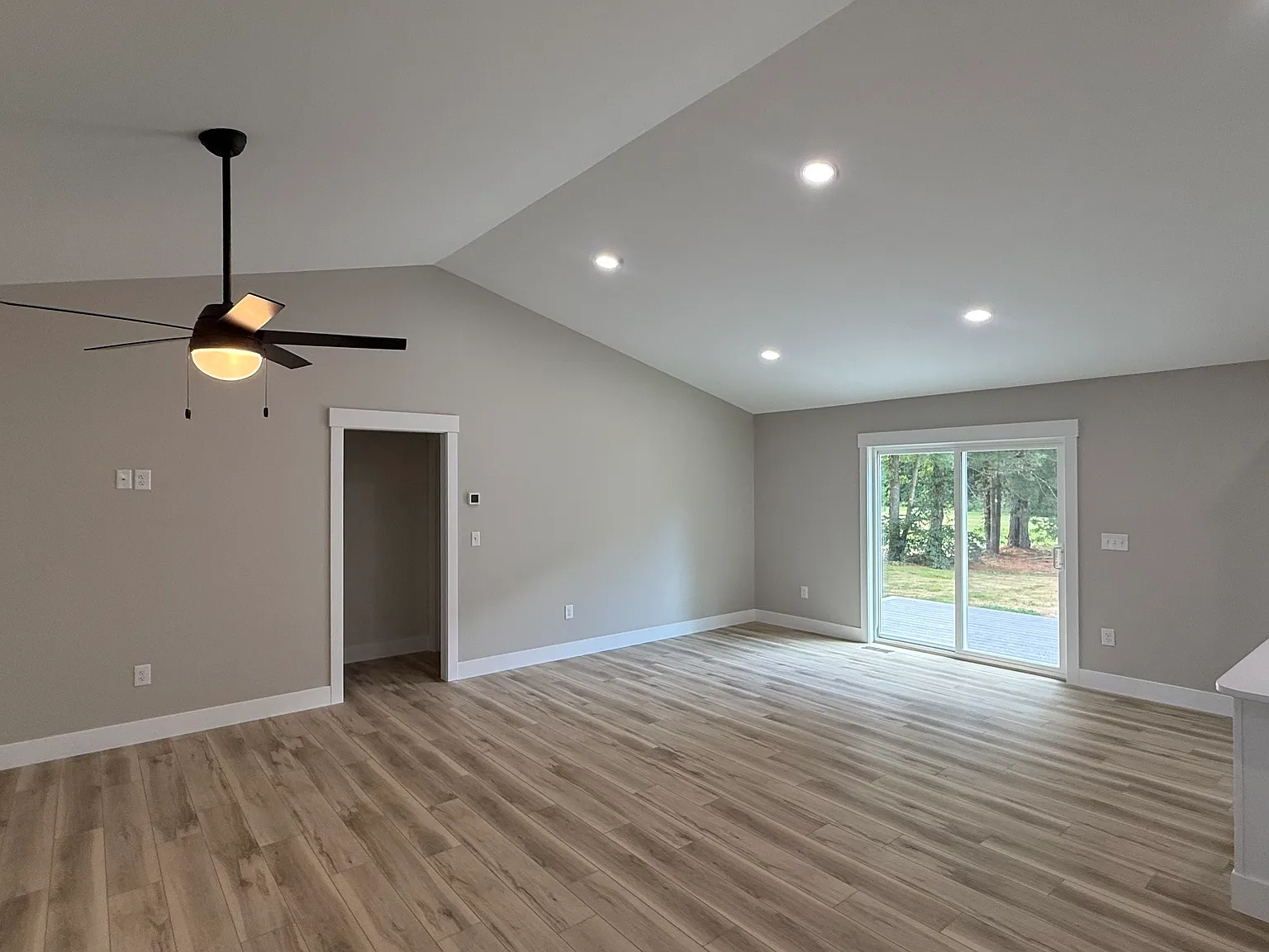 3 bed, 1911 sqft, $2,250 — Photo 4