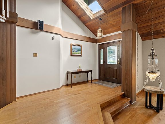 5th image of 11621 Summit Cres
