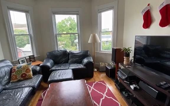 3rd image of 27 Putnam Ave