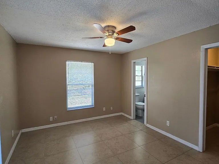 702 SE 47th St #2 — Photo 5