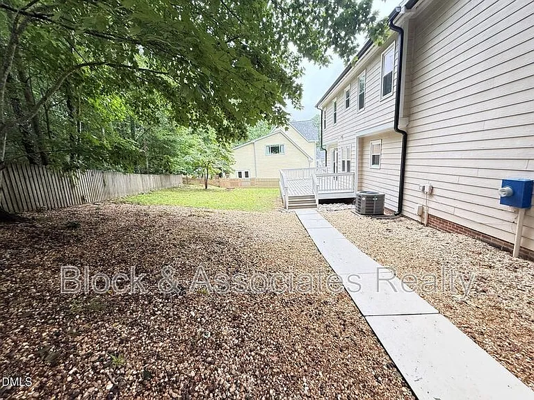 401 Holly Berry Ln — Photo 38