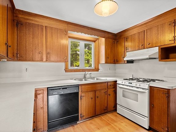 5th image of 32 Nottingham Dr