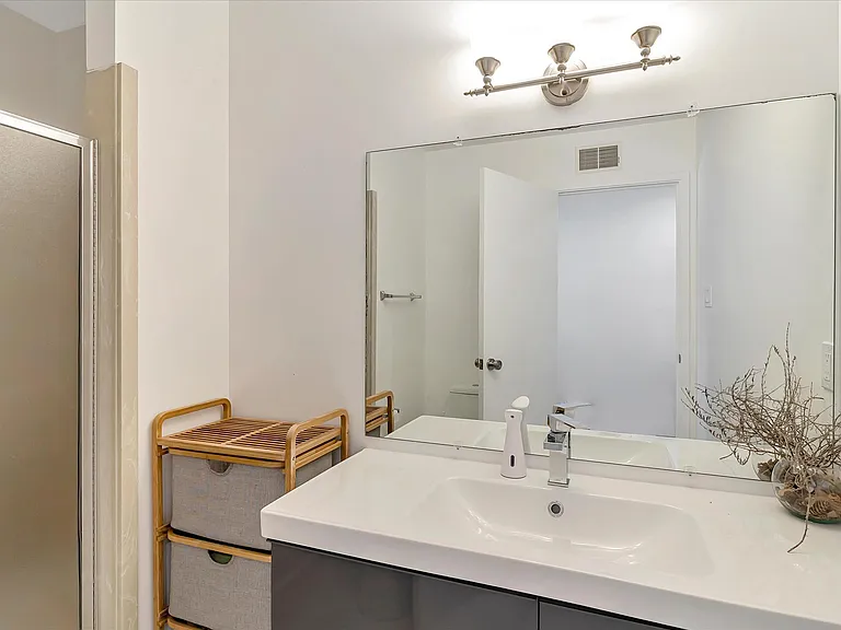 240 Oak Grove Ave — Photo 24