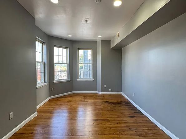 489 Avon Ave #2R
