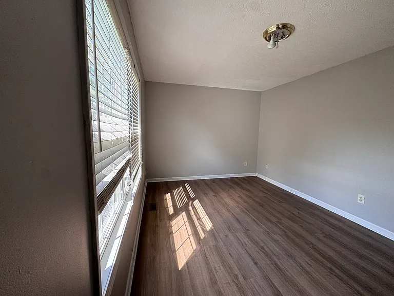 2101 Sovereign Ln — Photo 9