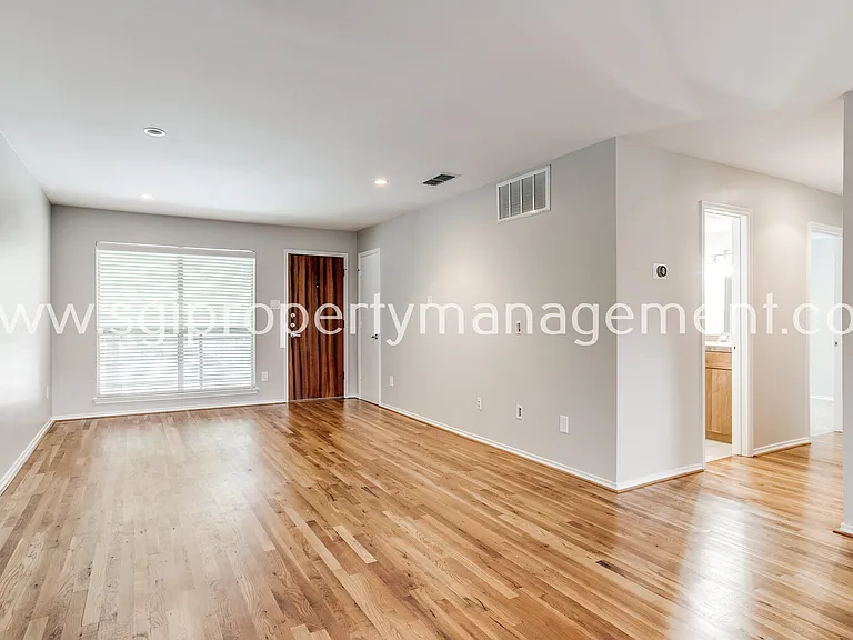 4616 W Lovers Ln — Photo 5