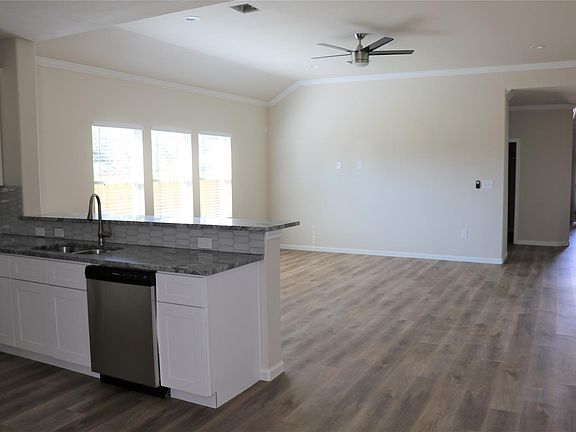 5th image of 315 Carlos Leal Dr