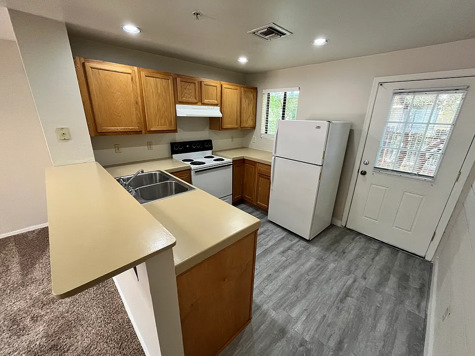 2921 N Geronimo Ave #8
