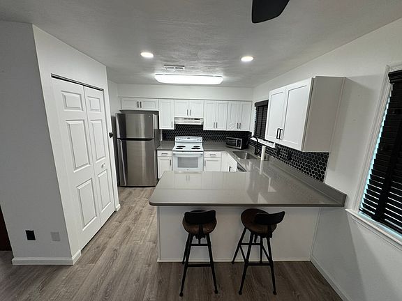 5th image of 1346 Victorian Cres