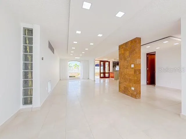 5 bed, 2.5 bath, 3700 sqft, $6,500 — Photo 3