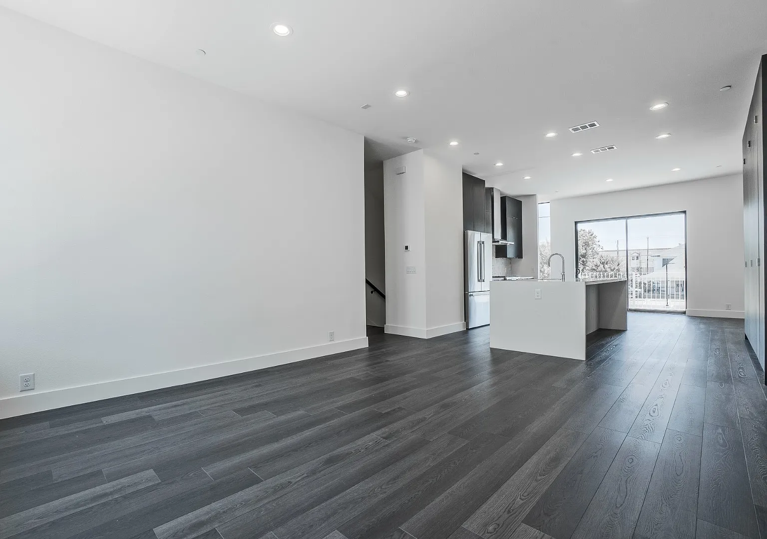 Stylish 1-Bed with Private Rooftop Patio + Attached Garage in the Heart of Dallas — Photo 4