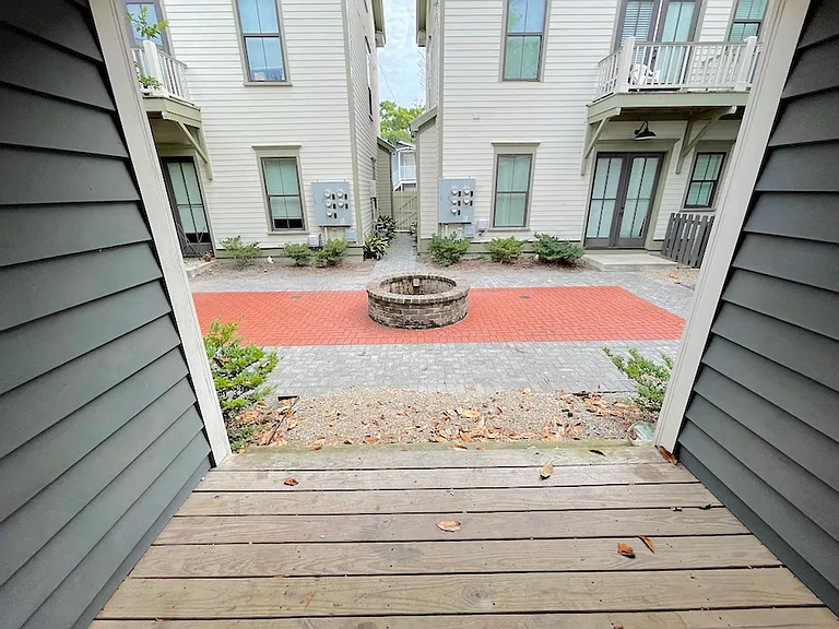 614 E Henry St — Photo 2