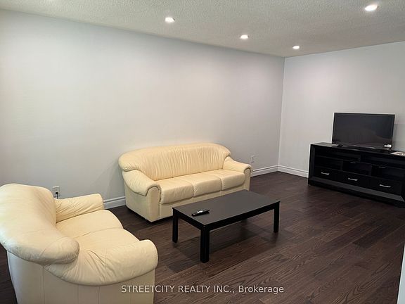4th image of 102 Paperbirch Cres