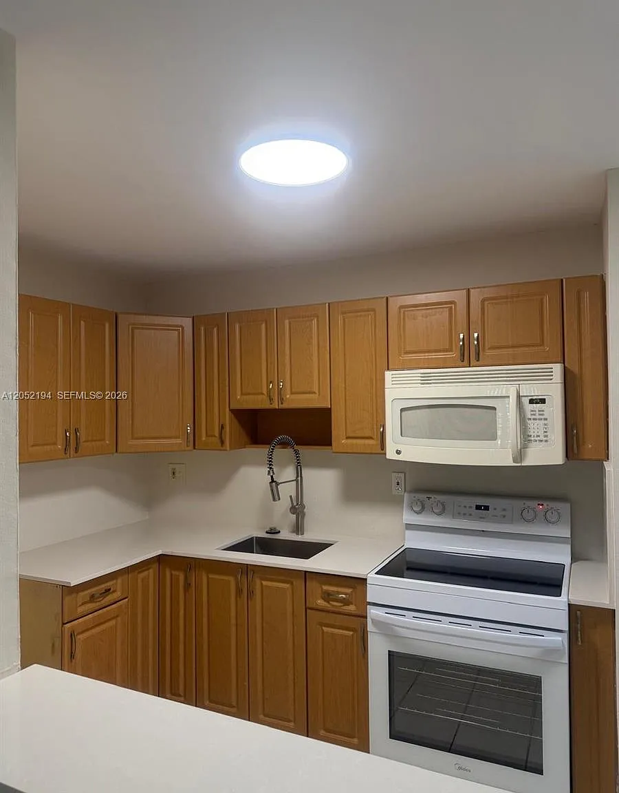 2 bed, 867 sqft, $2,200 — Photo 2