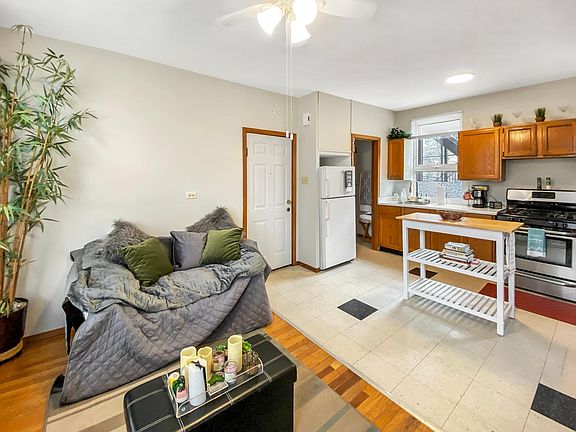3rd image of 1214 N Paulina St #2W