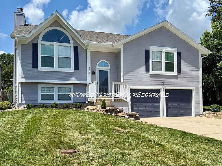 1708 NE Stonewood Dr — Photo 1