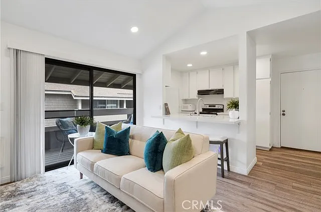 262 Streamwood — Photo 6