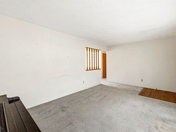 4th image of 26392 Harrison Rd