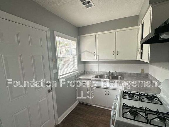 4th image of 3077 Beaumont St