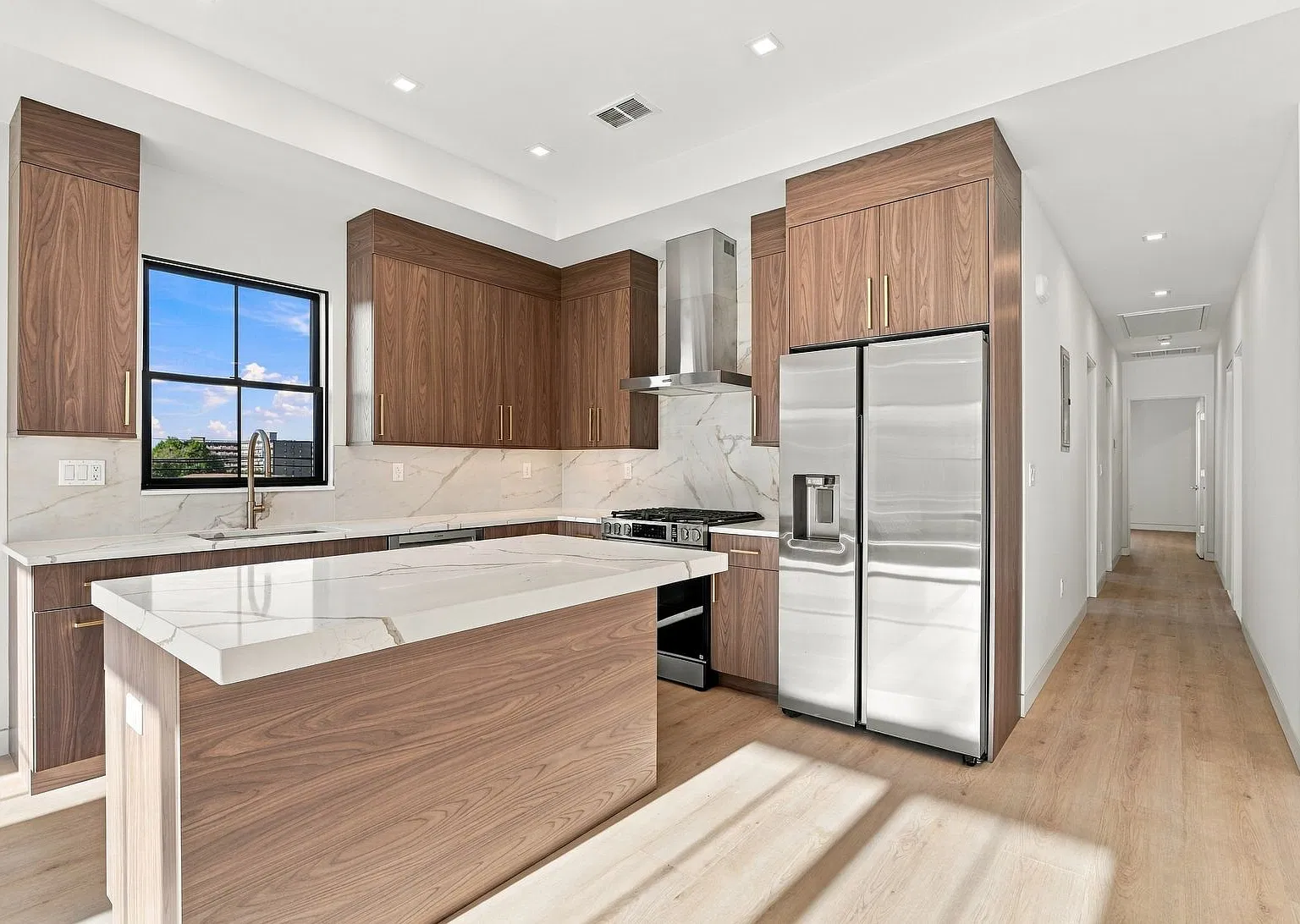 4 bed, 2.5 bath, 2000 sqft, $4,200 — Photo 4