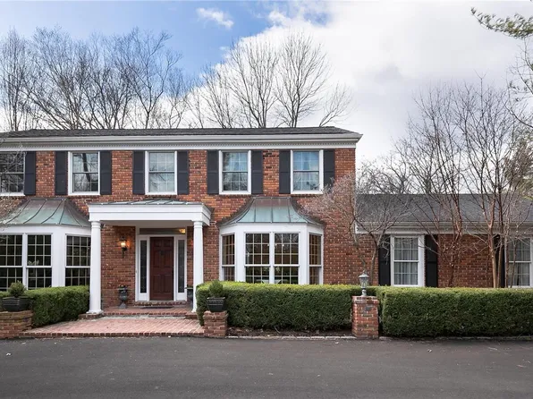 1121 S McKnight Rd, Saint Louis, MO 63117