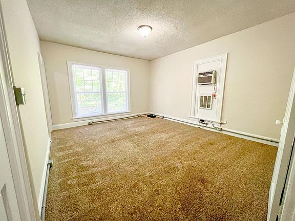 2nd image of 820 Oak St APT 3