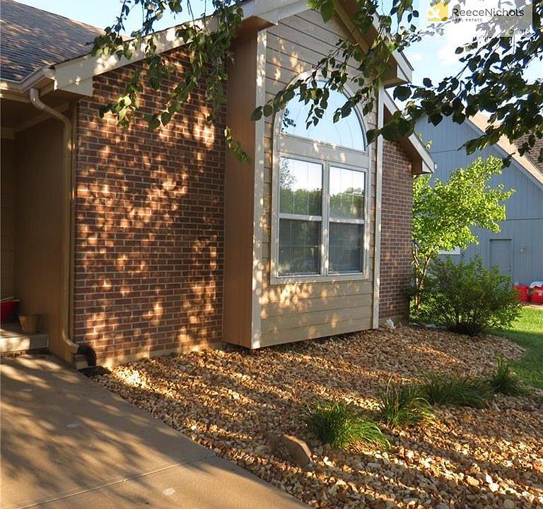 Great street appeal!  Two car garage with long driveway.  Room to pull your vehicles off the street!