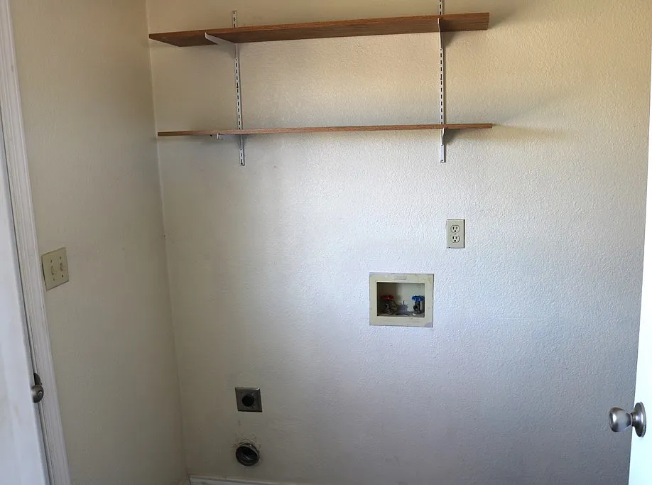 3 bed, 1.0 bath, 928 sqft, $1,300 — Photo 3