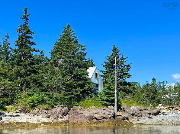 61 Little Harbour Rd, Lunenburg, NS B0J 2H0