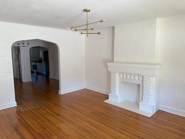 1611 S Lewis Ave — Photo 3