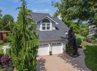 16 Rachel Ct, Clinton, NJ 08809