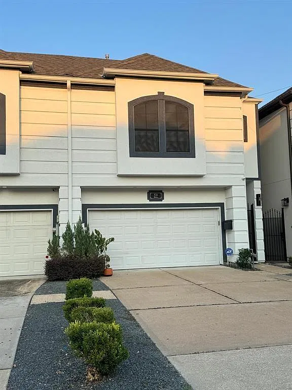 3 bed, 2.5 bath, 2740 sqft, $3,850 — Photo 1