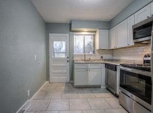 510 NE Corder St APT B, Lees Summit, MO 64063