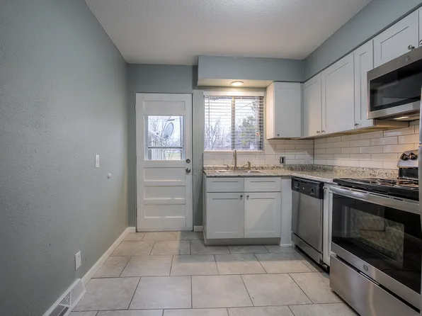 510 NE Corder St APT B, Lees Summit, MO 64063
