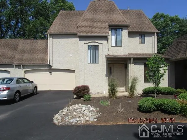 4 Gate House Ln, Edison, NJ 08820
