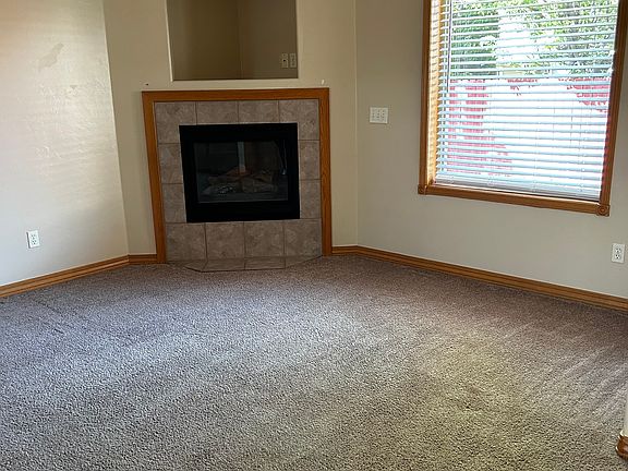 4th image of 2481 Alderwood Ave