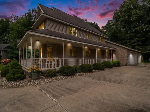 29100 Heritage Ln, Paw Paw, MI 49079