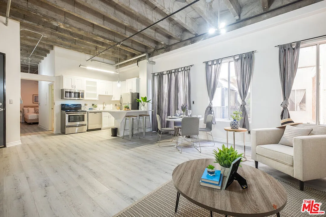 1 bed, 1.0 bath, 800 sqft, $1,950 — Photo 3