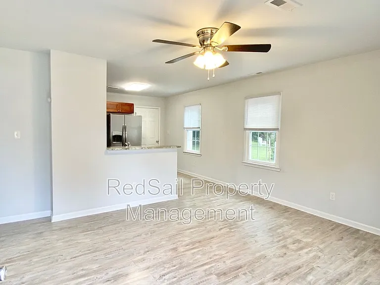 109 Peachtree Ln — Photo 4