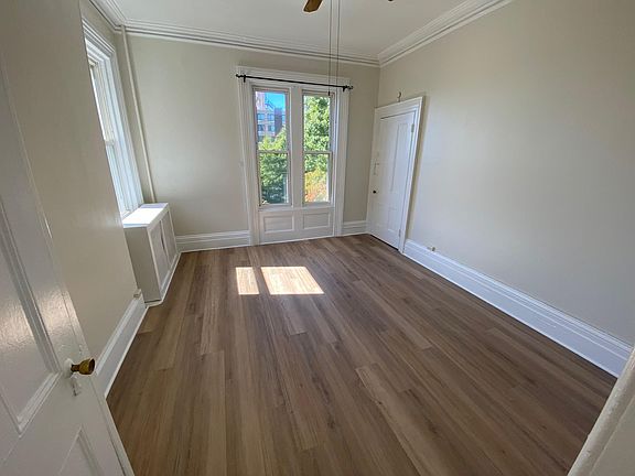 4th image of 22-11 Cottage Pl