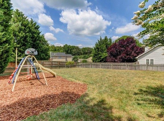 4th image of 3 Greenmont Ct