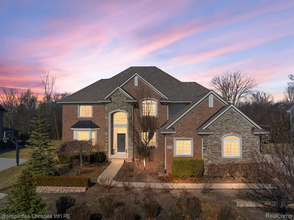 52860 Willowbrook Dr, South Lyon, MI 48178