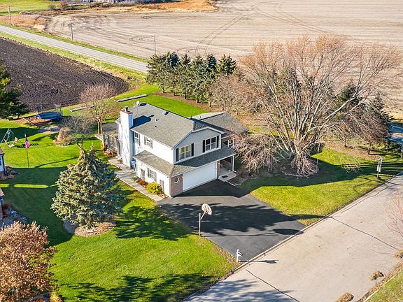 2nd image of 799 Carriage Hill Ln