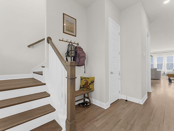 4th image of 121 Dixie Iris Way